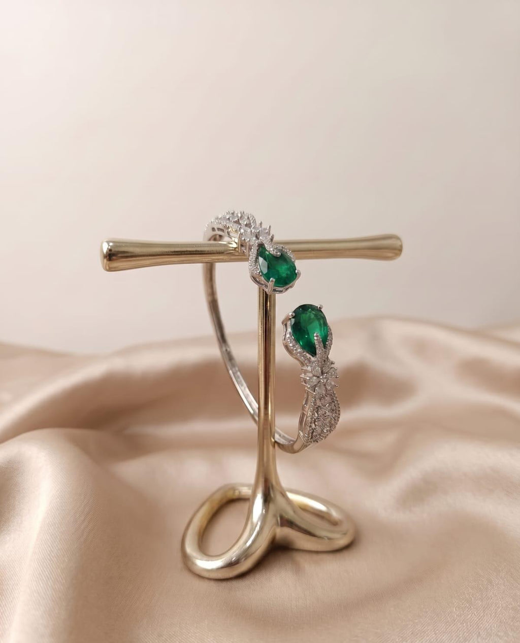 Emerald Elegance Front-Openable Bracelet
