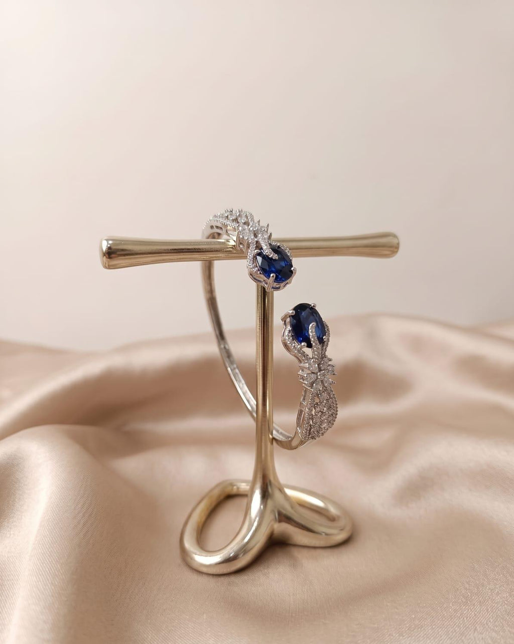 Sapphire Royale Front-Openable Bracelet