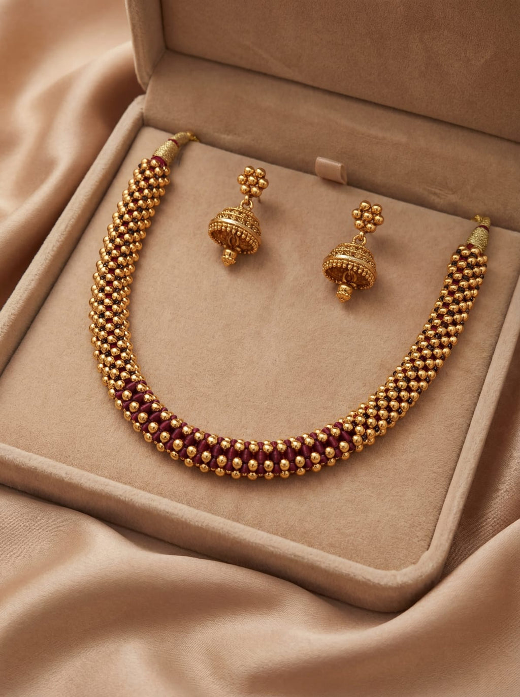 Timeless Maharashtrian Thushi Set