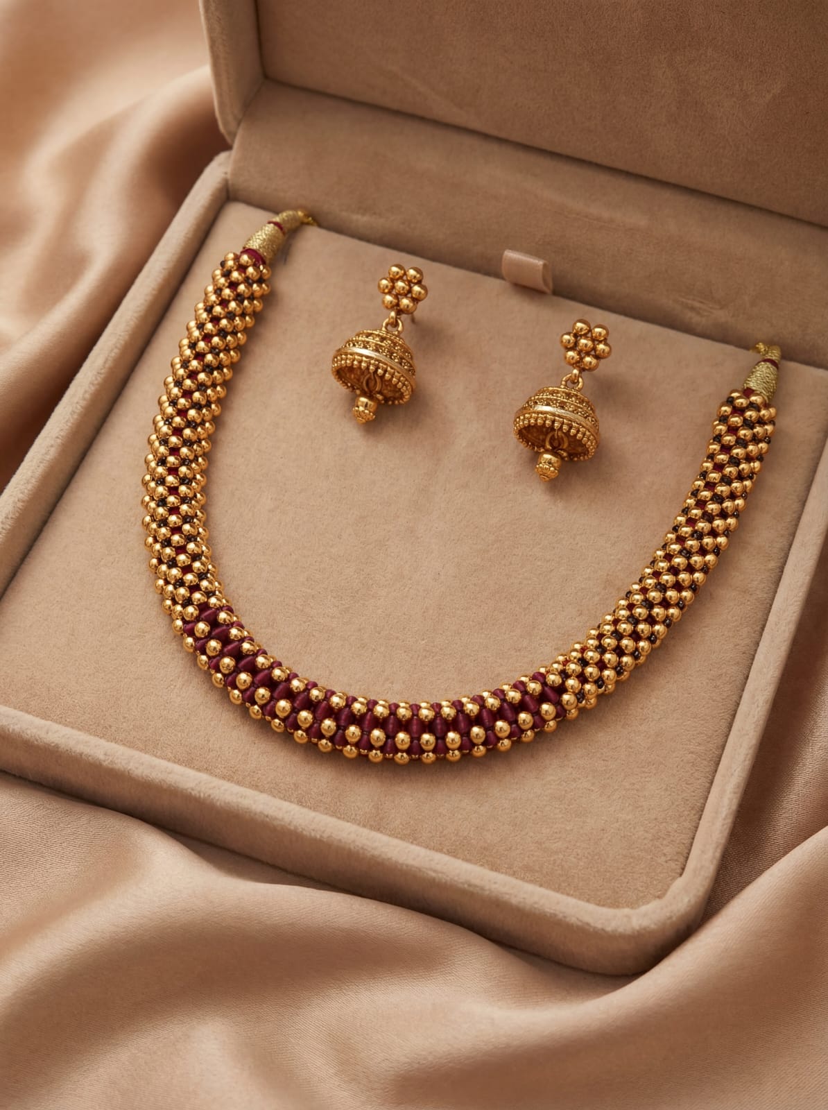 Timeless Maharashtrian Thushi Set